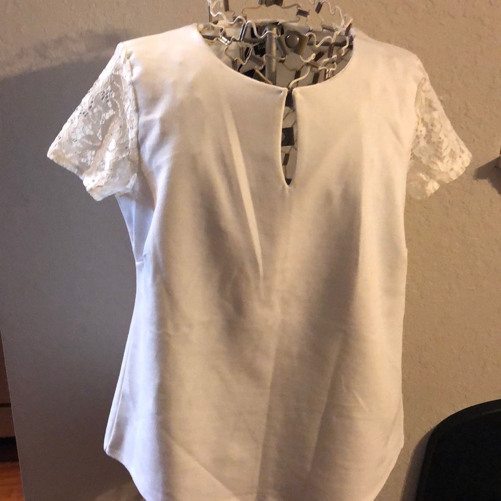 🌿NWT Bobeau top with embroidery sleeves🌿